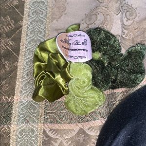 3 assorted scrunchies